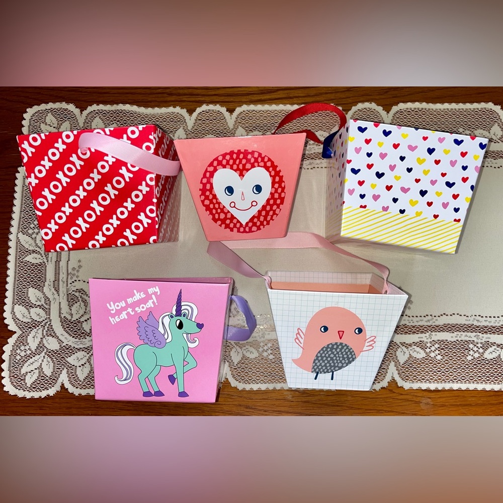 Set of 5 Valentine’s Day Cardboard Gift Basket-style Boxes - EXCELLENT CONDITION